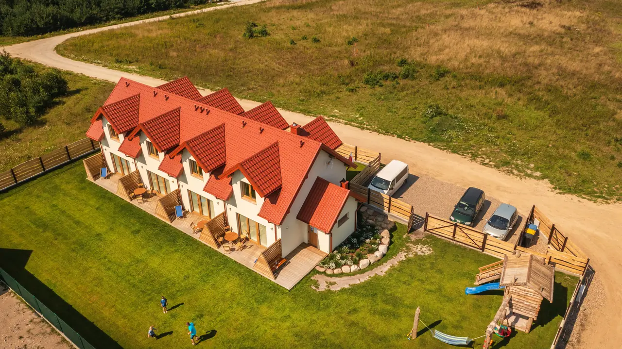 Rodzina z dziećmi przed domkiem Aquarella